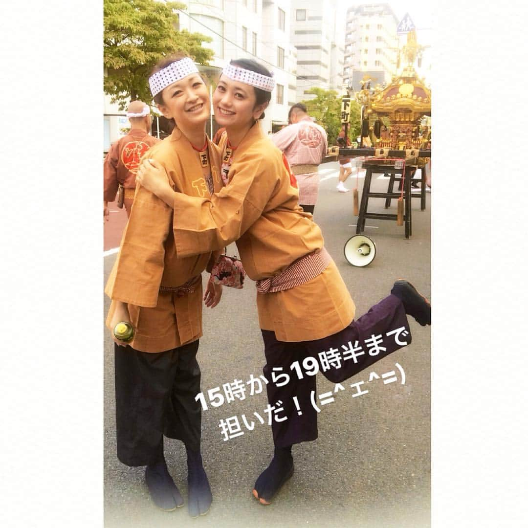 脊山麻理子さんのインスタグラム写真 - (脊山麻理子Instagram)「新宿花園町で一緒に担いだゆうこりんと花園町会の会長に連れて行って貰いました(=^ェ^=)すっかり祭り女子💕15時から19時半まで担ぎ通してすっかり肩が真っ赤に！ #目黒下町 #大鳥神社 #例大祭 #神輿 #右肩で担ぐ派」9月11日 13時05分 - mariko_seyama_milkpon