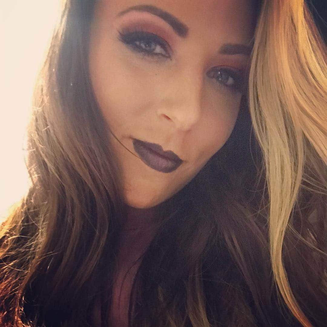 エマ（テニール・ダッシュウッド）さんのインスタグラム写真 - (エマ（テニール・ダッシュウッド）Instagram)「Ready for Monday night #RAW tomorrow live from Anaheim! Then heading straight to the airport for the #WWE tour! New Zealand and Australia here I come! ✈️ Everyone back in #Florida please be safe!! 💜」9月11日 13時08分 - realtenilledashwood