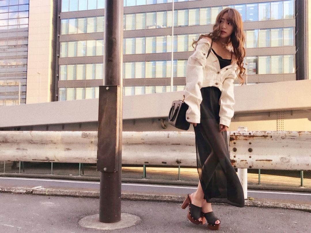 志田友美（ゆうみん）のインスタグラム：「. . #OOTD 👗💞 . 全部プチプラだよ☝️✨ ジャケットをわざとゆるく着てみた♡💋 . #ootd #code #yesterday #denimjacket  #outer #fashion #me #feminine #grl  #gu #myfav #pic #japanesegirl  #tokyo #shibuya #ig_japan #instashot  #instagood #instalike #instafashion #instadiary」