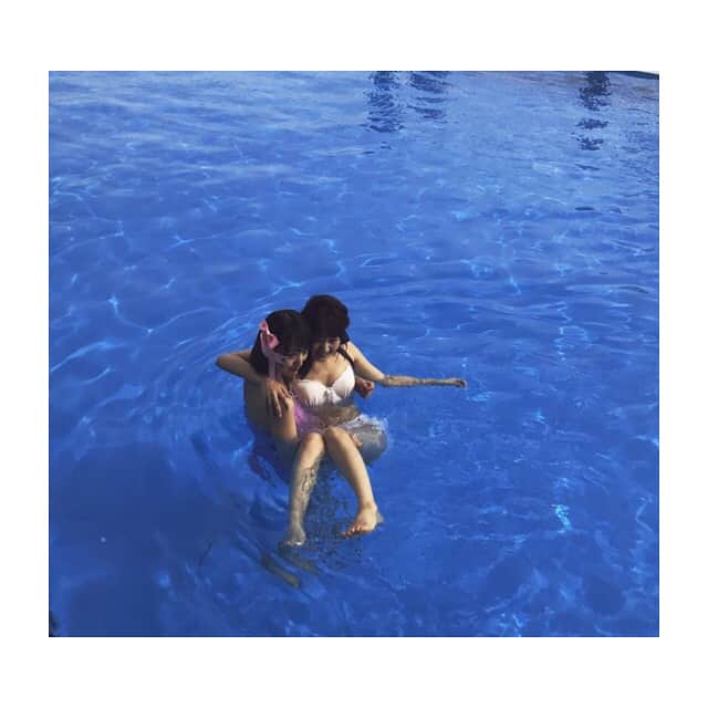 浜田翔子さんのインスタグラム写真 - (浜田翔子Instagram)「#blue #プール #プール期間が終わり1週間経ったみたいなのですぐ身体洗ってください言われた😌 #海より体力奪われないがプールもそこそこ体力消耗 #水の中だと軽いね #お姫様抱っこ に #おんぶ」9月11日 23時13分 - shoko_hamada