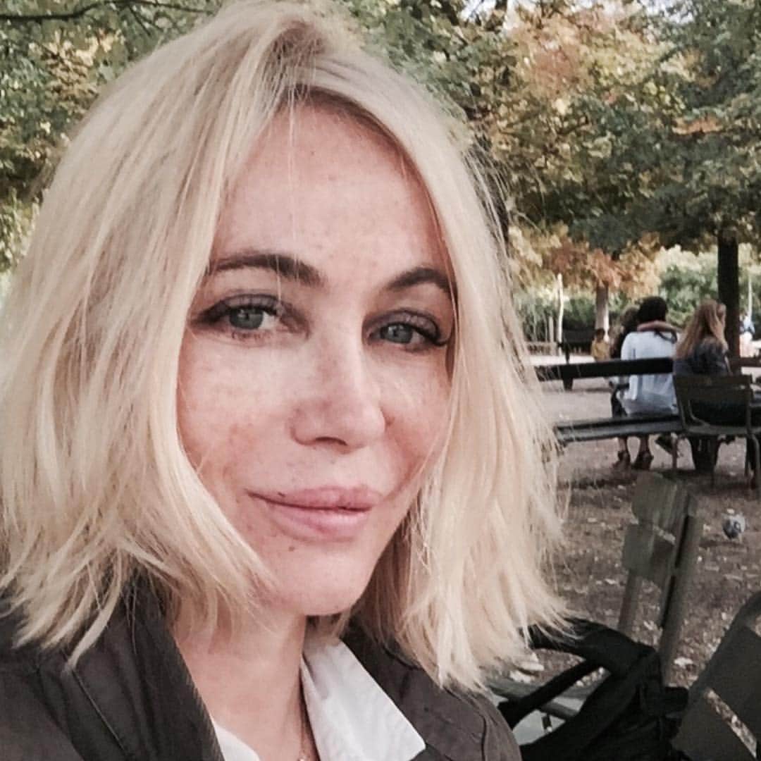エマニュエル・ベアールのインスタグラム：「#haveagreatweek 🙏🏻☀️」