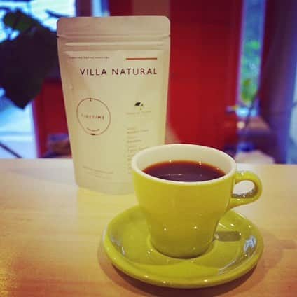 Slorn （スローン）のインスタグラム：「【9月のオススメメニュー】FINETIME COFFEE ROASTERSは、コロンビアの Villa Natural です！国内ではなんとFINETIMEのみの取り扱いです。「完熟したトロピカルフルーツ、赤ワインの香りを伴う非常にクリーンで甘いコーヒー。（オーナーバリスタ・近藤さんより）」。 Villa Naturalは、標高2000mの高地で化学肥料を一切使わない有機栽培で育ちました。そして糖度２２度以上の完熟コーヒー・チェリーを、より香りや甘味が出るナチュラルで精製。 素晴らしくフルーティーなこのコーヒーを是非お楽しみ下さい！ #coffee  #cafe  #Slorn  #コーヒー  #SPECIALTYCOFFEE  #スペシャルティコーヒー #キャンペーン #チェックインキャンペーン」