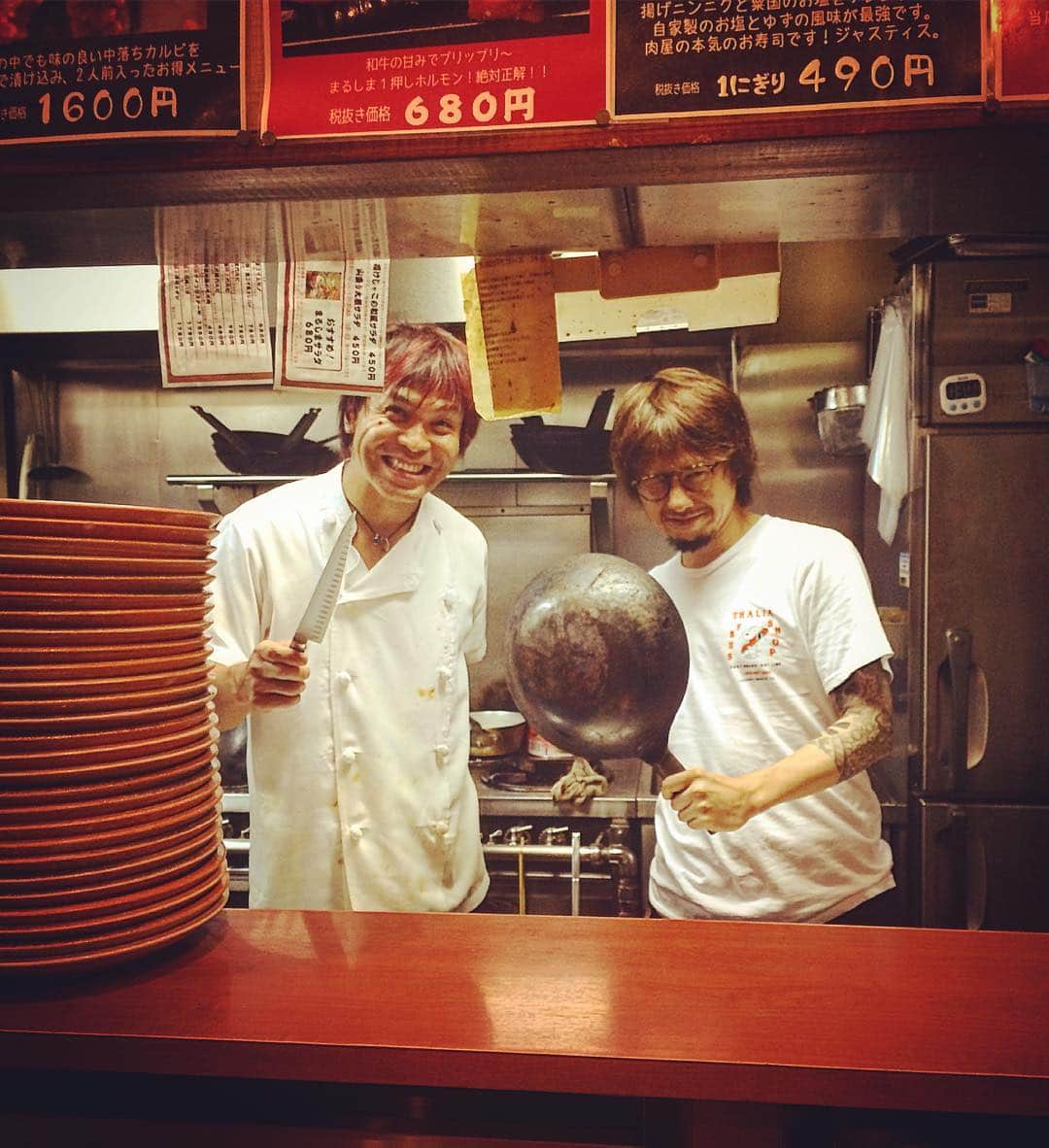 横山健さんのインスタグラム写真 - (横山健Instagram)「【食道楽、大阪①】まるしま本店。マイメン、Burl タカの焼肉屋。 た、タカ、その手に持ってるもので、だ、誰を、いや、な、なにを切るんずら？（汗） #kenyokoyama #横山健 #Burl #まるしま本店 #pizzaofdeath #スヌーピー」9月11日 17時22分 - kenyokoyamaofficial