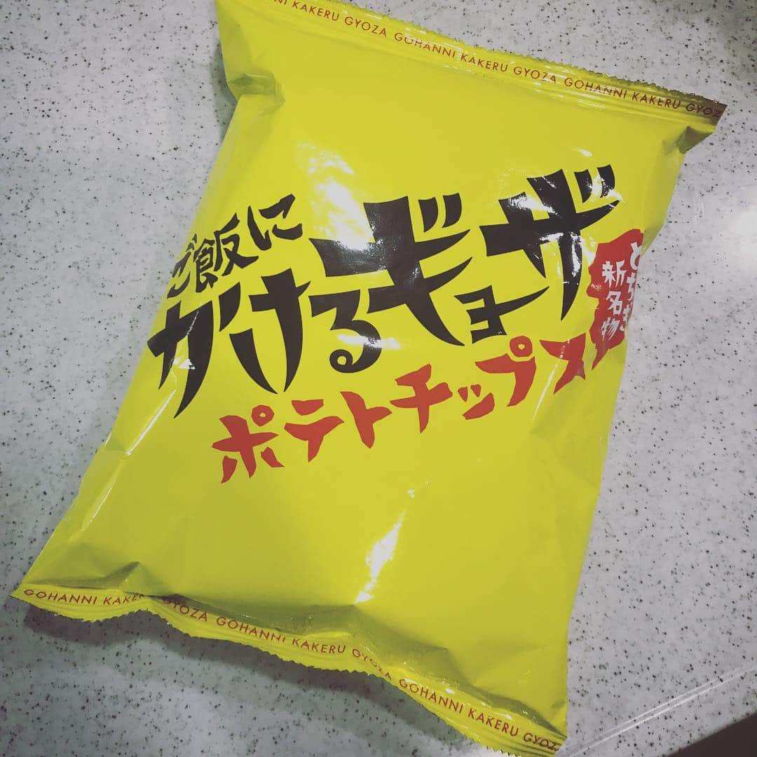 澤田南さんのインスタグラム写真 - (澤田南Instagram)「. これって 本当にご飯にかけていんですか？ . #ご飯にかけるギョーザ #ご飯にかけるギョーザポテトチップス #どんな味かな #栃木名物 #餃子 #ポテトチップス #ポテチ #痛みで目が覚めるので #夜中にぼりぼりお菓子食べちゃう子 #衝撃の #パッケージ #餃子女子 #餃子ラバー」9月11日 17時54分 - sawada_minami