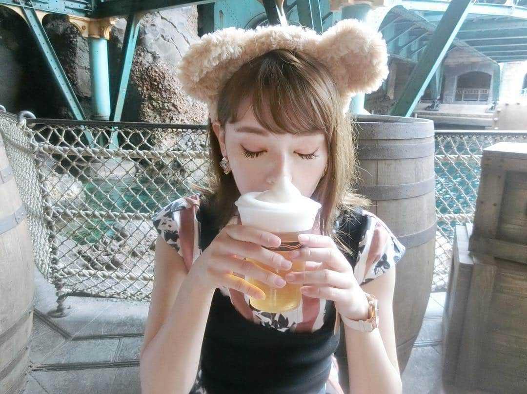 小濱庸子さんのインスタグラム写真 - (小濱庸子Instagram)「至福のとき、、、 ビール❤️❤️ 垂れ耳ダッフィーww  #disneysea #ディズニー #disney #ダッフィー #beer #happygirl #幸せ #アラサー女子 #holiday #休日」9月11日 19時10分 - hamachan1020