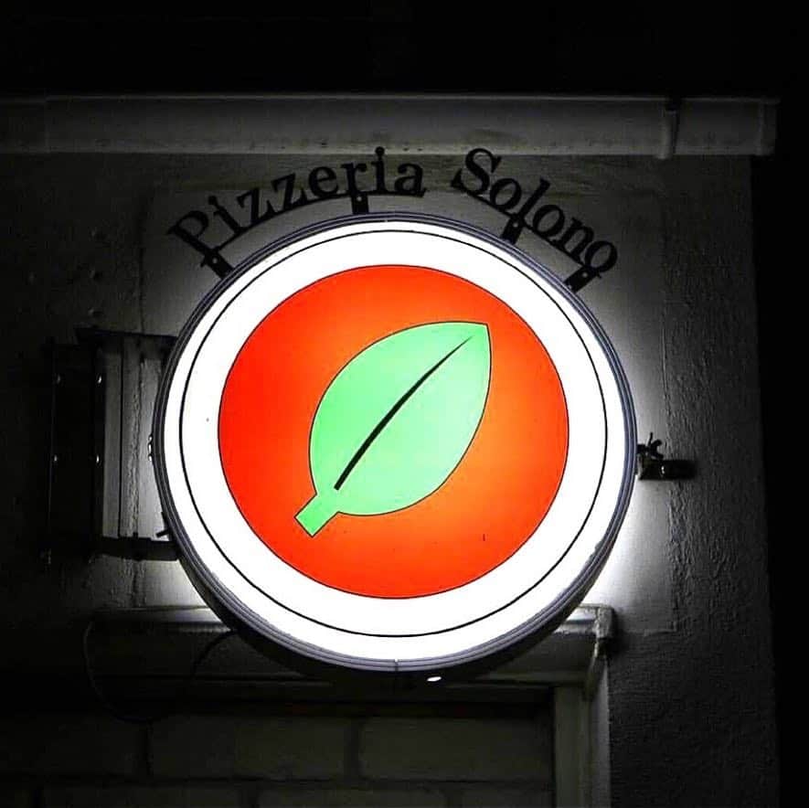 キッチンスターター のインスタグラム：「. 京都ナポリピッツァ隊 . 烏丸御池　「Pizzeria Solono」大野　亮 . 本場ナポリと同じく炭窯を積んだピッツァ専用のキッチンカーを購入したい。 . 皆様のご支援をお待ちしております。 . #クラウドレストラン #クラウドファンディング  #京都ナポリピッツァ隊 #京都  #烏丸御池 #solono #東山 #dayuki #七条 #Mercato #イタリア #イタリアン #ピザ  #ナポリ #本場 #炭窯 #キッチンカー #専用」