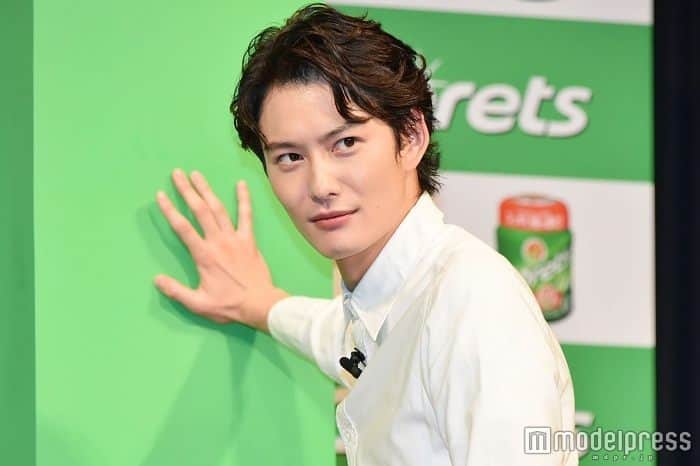 岡田将生ファンアカウントのインスタグラム：「壁ドンして振り返って照れる岡田くんがやばい😣💟 #岡田将生 #岡田将生ファン #壁ドン #照れる笑 #爽やか #かっこいよすぎる #イケメン」