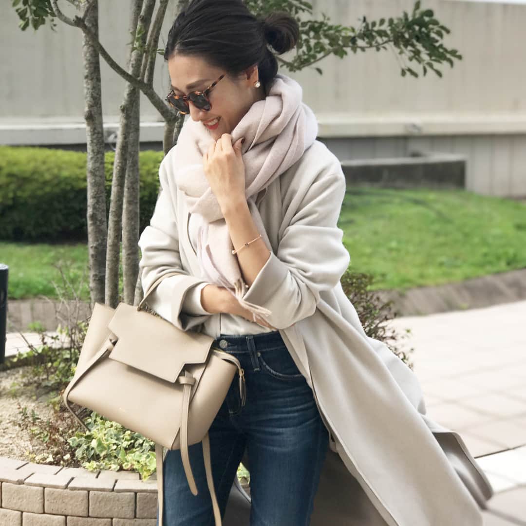金子麻貴さんのインスタグラム写真 - (金子麻貴Instagram)「ベージュ×アイボリー  2色を配色したグラデーションのビッグストールは @isook_official さんとのコラボ✨ . . カシミヤ100%で大判サイズだから暖かくて触り心地も最高🤤💕 真ん中で色が切り替えてあるので捻りながら巻くのがオススメです。 . . #fashion#isook#zara#agdenim#ag#celine#グラデーションカラー#カシミヤストール#ストール#シンプルコーデ#ママコーデ」9月11日 20時51分 - mtmmaki