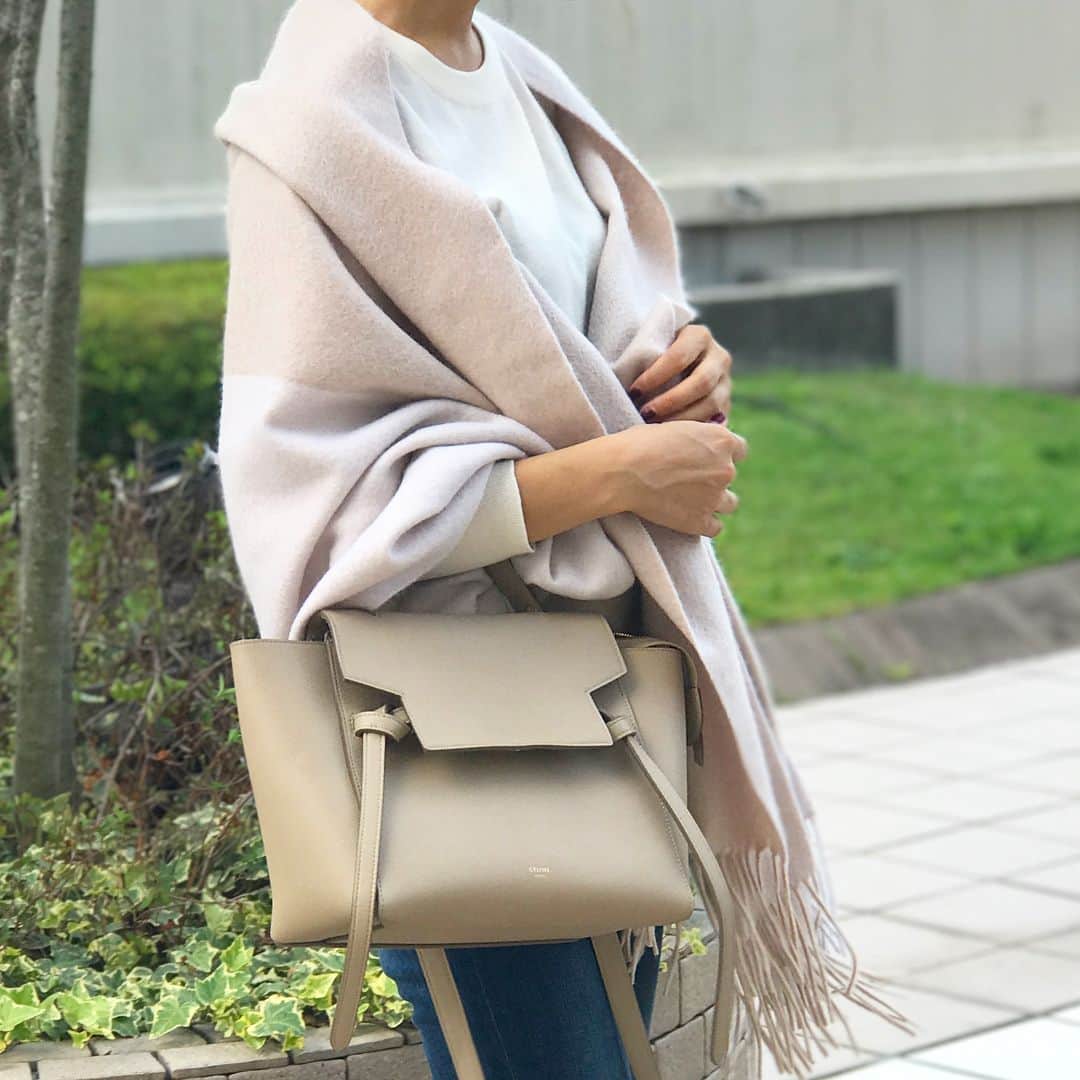 金子麻貴さんのインスタグラム写真 - (金子麻貴Instagram)「ベージュ×アイボリー  2色を配色したグラデーションのビッグストールは @isook_official さんとのコラボ✨ . . カシミヤ100%で大判サイズだから暖かくて触り心地も最高🤤💕 真ん中で色が切り替えてあるので捻りながら巻くのがオススメです。 . . #fashion#isook#zara#agdenim#ag#celine#グラデーションカラー#カシミヤストール#ストール#シンプルコーデ#ママコーデ」9月11日 20時51分 - mtmmaki
