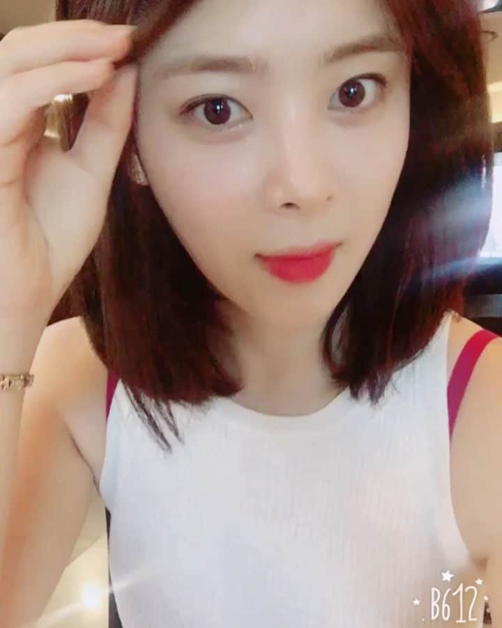 のインスタグラム：「셀카 잘나오는 요즘 🍷 경락의 효과가 조금씩 나타나고 잇는건가 😎 흠흠  #셀카 #예쁜척 #척척척 #단발 #머리야자라라 #daily #selfie #selca #instadaily #동영상그램 #앞머리 #자를까 ...」