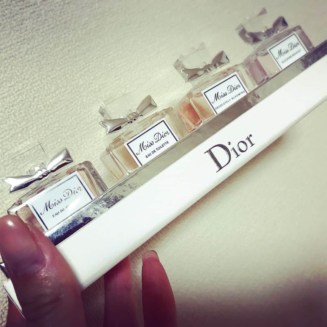 梅野舞さんのインスタグラム写真 - (梅野舞Instagram)「Diorの4種類ミニボトルお土産にもらったよ〜〜♥️♥️ とっても良い香り✨✨ #フレグランス #Dior #ディオール #香水 #ミニボトル #お土産 #嬉しい #lacollection  #instagood  #instalike」9月11日 22時32分 - mai.umeno