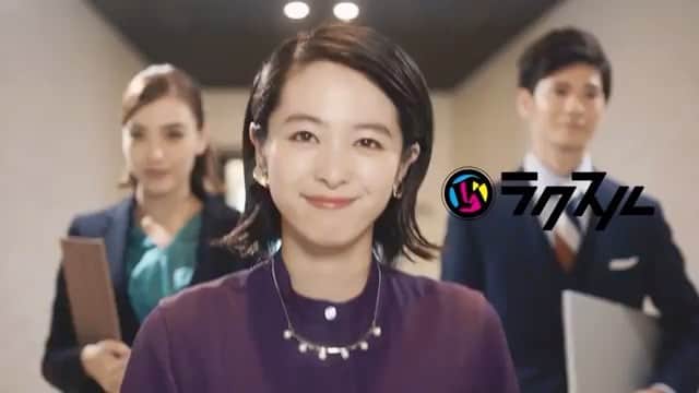 楠ダニエルのインスタグラム：「ラクスルのTVCMに出演させていただきました📺#清野菜名 さん演じる女社長の秘書役です！たくさんのバリエーションがあるCMでとても面白いので良かったらチェックしてみてください😁youtubeでも配信されてます！「ラクスル」で検索してみてね〜🙆‍♂️🙆‍♂️ . . . #cm#コマーシャル#ラクスル #raksul#秘書#メンズ#メンズモデル#male#mix#パラグアイ#ハーフ#tvcm#プリント#ネットプリント #office#suit#スーツ #model#japan#paraguay」