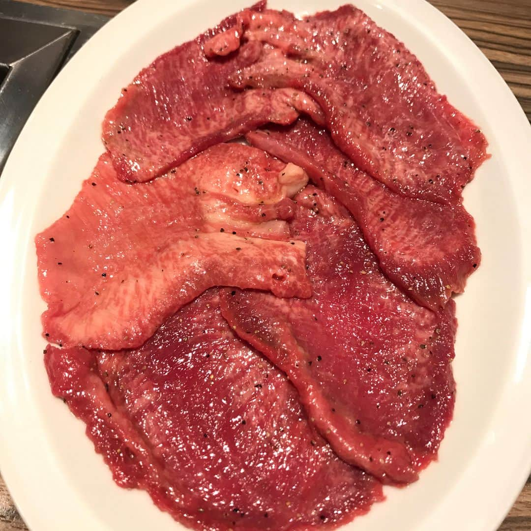 岸川聖也のインスタグラム：「お腹いっぱい肉食べました🍖 最近は寿司より肉がブーム！！ 写真1枚目からタン塩、ローストビーフ、野原焼き、肉寿司、ハツ、ロース、トウガラシ、ヒレです😊 野原焼きはうますぎて2枚食べました😋 #焼肉 #焼肉ジャンボはなれ」