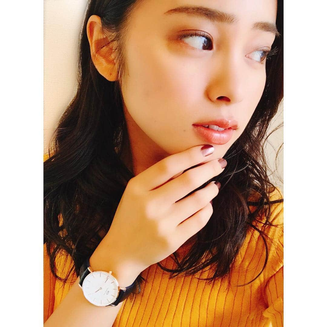 内田侑希のインスタグラム：「[⌚︎❤︎]ダニエルウェリントンさん(@danielwellington )から時計をいただきました😍どんな服にも合わせやすくて重宝してます⌚︎✨ * * そんなダニエルウェリントンさんから大人気のPetitシリーズ最新作が😆🌈黒い文字盤とブラックメッシュがエレガントな印象で、これからのシーズンにめっちゃ活躍しそう🙆💓 * * ローズゴールドとシルバーの2色があって 私はローズゴールドを買うか迷い中…🤔 * * http://www.danielwellington.com/ (公式ホームページに使う15%オフクーポンコードはこちら💁sophia ) * * #misssophiacontest#上智#ミスコン#ミスソフィア#2017#miss#misssophia#上智大学#内田侑希#上智ミスコンno4#ダニエルウェリントン#ダニエルウェリントン新作 #DW」