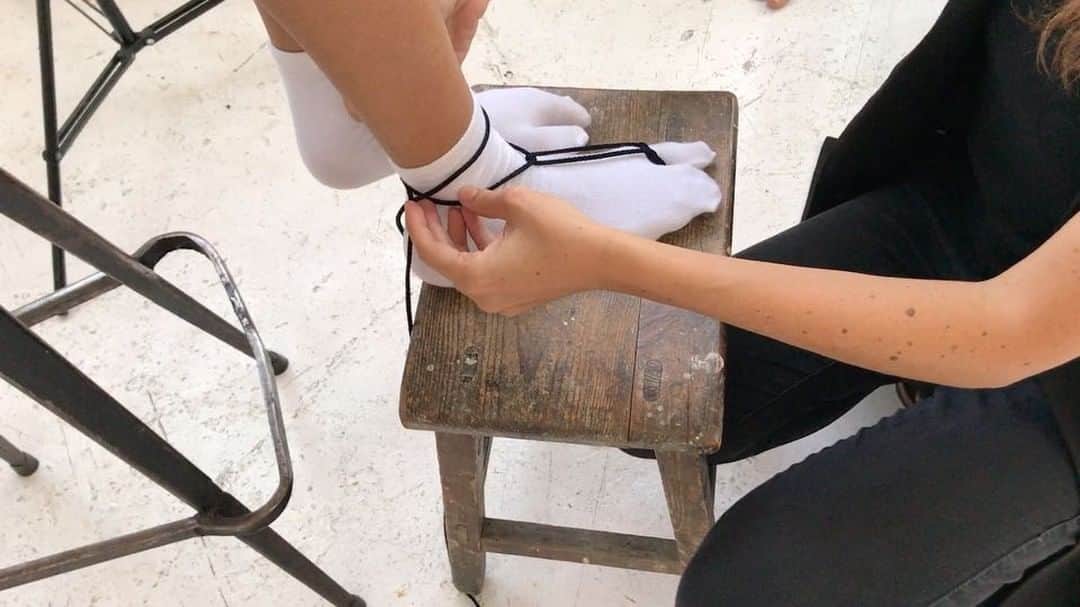 のインスタグラム：「Moniqueが足袋ソックスに紐をかけて靴みたいに見えるスタイリングをしてくれました。 ちょっと変なのがたまらなく好きなわたしはドツボでした♡」