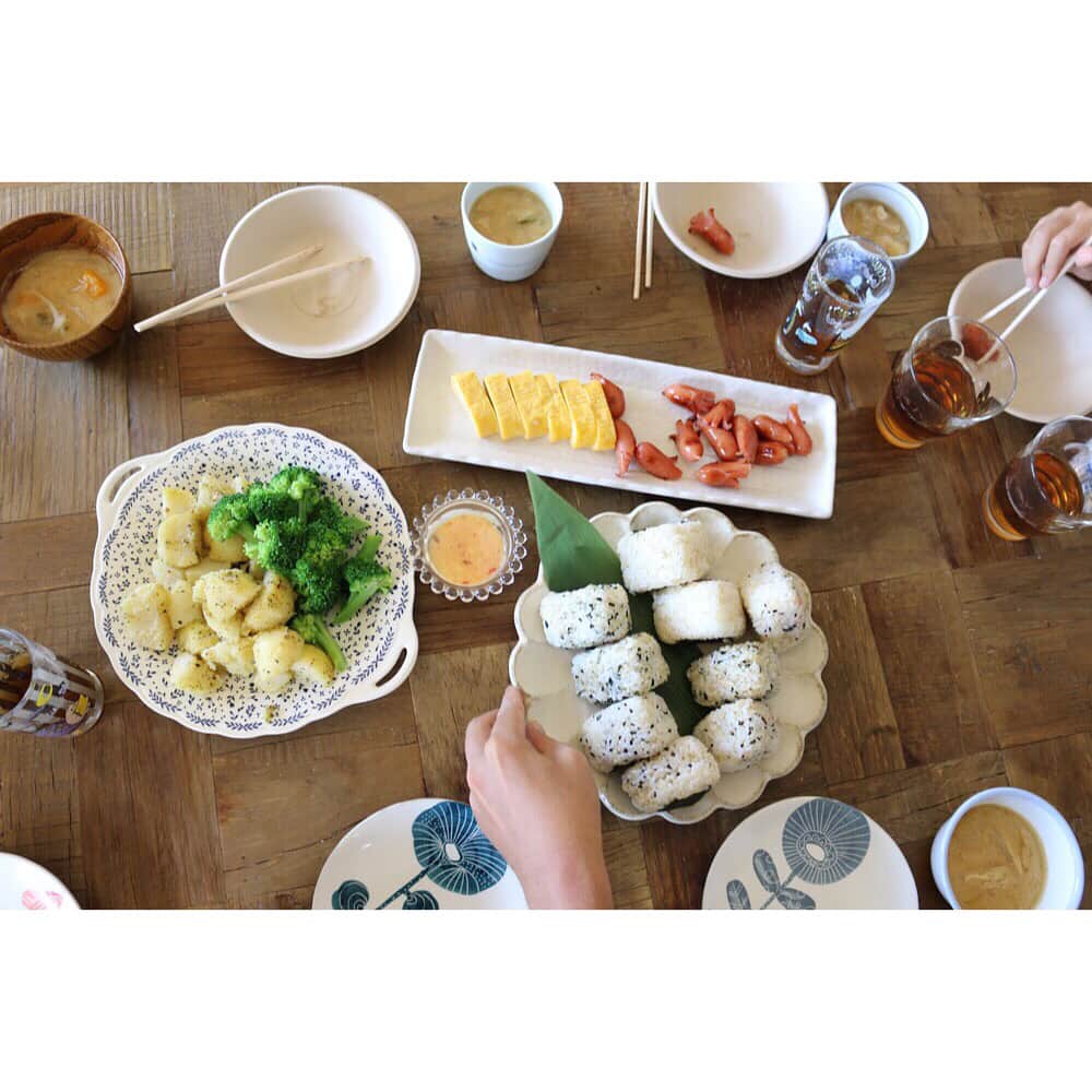 にぎりっ娘。さんのインスタグラム写真 - (にぎりっ娘。Instagram)「* 妹と姪っ子が泊まりに来た日の#朝ごはん ・ #オーソドックス で 簡単なものばかりだけど💦 ・ 飲んだ日の翌日は 味噌汁に限る。 * #みんなで食べるごはんはおいしいね😊 * #朝ごはん#朝食#breakfast#手作り#手作りごはん#和食#lin_stagramer #locari_kitchen #kurashirufood #料理 #おにぎり」9月12日 7時01分 - nigiricco