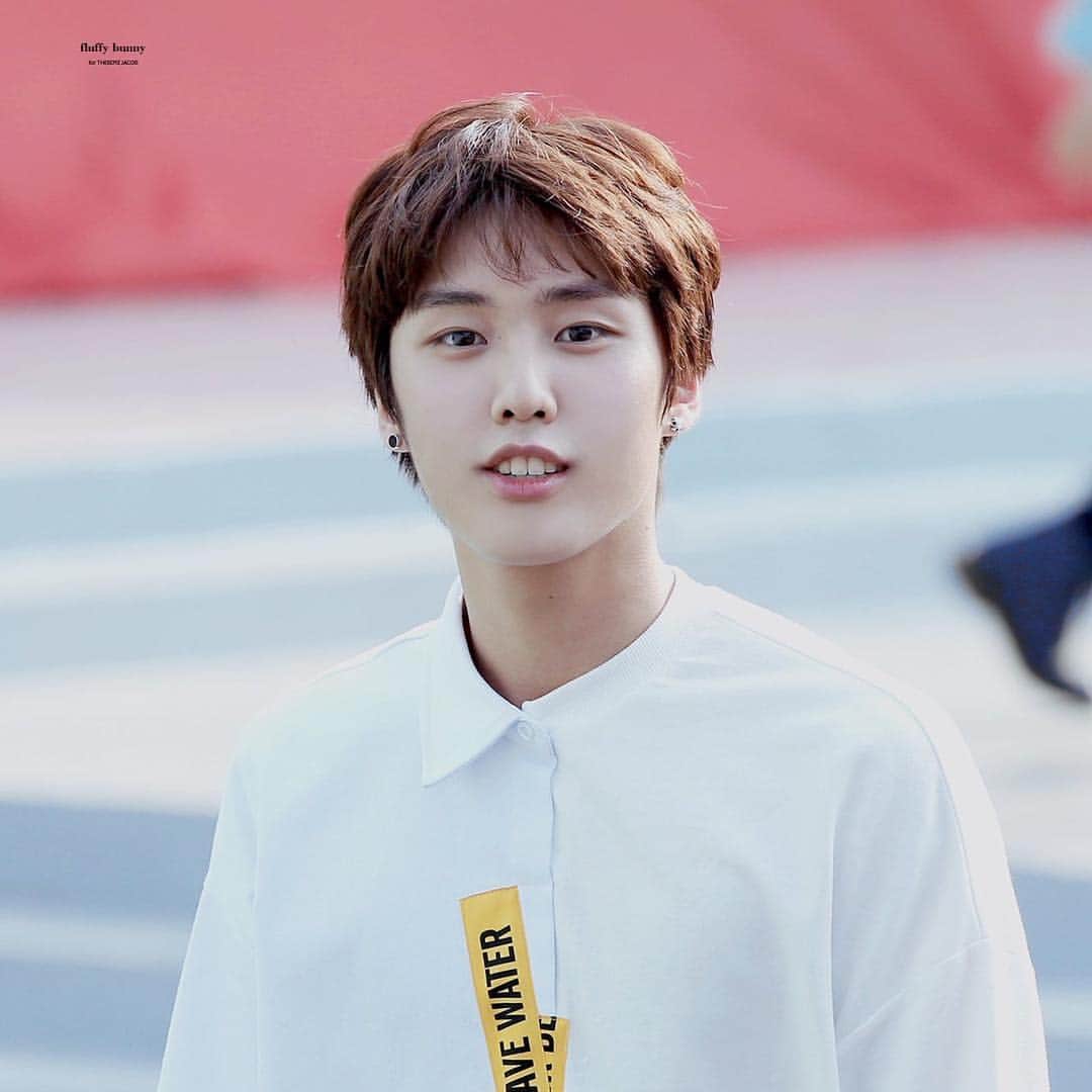ジェイコブのインスタグラム：「I feel like I only post fluffy bunny's photos): Does anyone know any other Jacob fansites? ☆ 170909 Flower Snack Event © Fluffy Bunny」