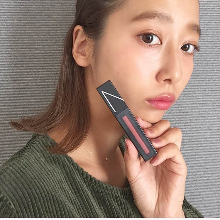 石田一帆さんのインスタグラム写真 - (石田一帆Instagram)「NARSの新作💄 昨日のせたリップつけるとこんな感じ🍑 . ☑︎9/15発売 #ナーズ #パワーマットリップピグメント WALK THIS WAY . NARS史上1番のマットリップ。 液状タイプのリップで塗るとすぐにマットになって ベルベットぽいマットな質感🍂💭 重たさもベトベト感もなくて使いやすい🙇‍♀️ . あとは全18色とカラバリ豊富で とにかくカラーがめちゃくちゃかわいい😭 私は発売されたらオレンジブラウンを狙ってます🍊🍂 . 今年の秋は服もメイクもベージュになりそう😂 . #ik_make#NARS#narsmakeup#mattlip#lip#make#makeup#cosmetics#cosme#beauty#instabeauty#秋コスメ2017#秋コスメ#秋メイク#リップ#メイク#コスメ#デパコス#お気に入りコスメ」9月12日 19時13分 - ishidakazuho