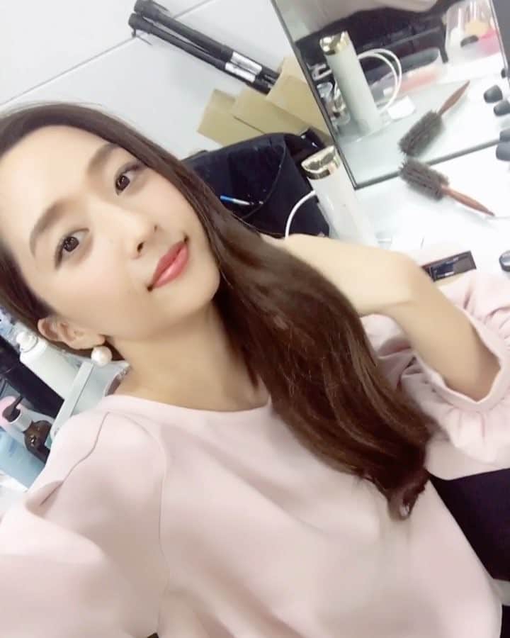 三井智雅のインスタグラム：「@and.couture 撮影終わったん🤗♥️ やはりピンクがキテますね💗 真っピンクのワンピ可愛かったから狙ってる🤗💗 帰りの電車はユニバのゾンビモブとパレードのyoutube見て帰ろ〜🌈🙌🏻👻💀 今年のハロウィンのパレードの曲好き🙌🏻👻💀 . #andcouture  #shoot  #fashion  #AW  #pink  #hairmake  #makeup」