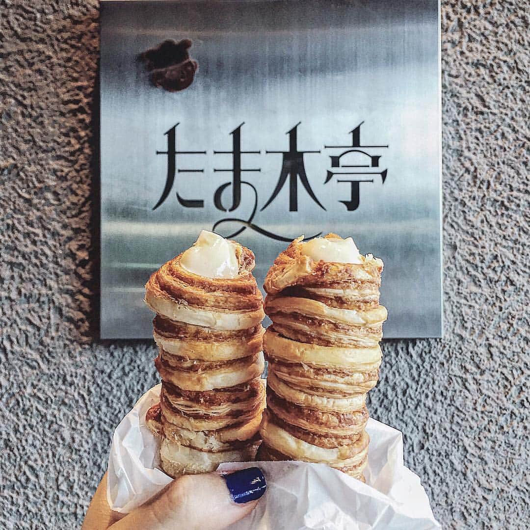 UWASAさんのインスタグラム写真 - (UWASAInstagram)「. 【京都】 京都・宇治にある大人気のパン屋さん「たま木亭」をご紹介🎉🌈 こちらのお店では、素材や作り方にこだわった絶品のパンを楽しむことができます🍞✨ その中でも注目の商品が『クニャーネ』というパンです👀❣️ 『クニャーネ』は、筒状のデニッシュ生地の中に、カスタードを詰めたコルネのようなパンです🥐💖 注文してから筒状のデニッシュ生地の中にバニラビーンズの入ったクリームをつめてくれます😋👏 バリッザクッっとした食感をぜひ体験してみてはいかがですか⁉️🌟 食感の持続力も高いそうなので、お土産にもオススメです😆👌🎊 ﻿＊ たま木亭 ☞(@tamakitei) ＊ ↓素敵なアカウントはこちら [photo by:@domami3] ＊ <<✏️=========================>> UWASAではトレンドをキャッチしたお写真を 厳選してご紹介しています📷🌈 【 @uwasalabo 】 or 【 #uwasalabo 】 をタグ付けであなたの投稿が 紹介されちゃうかも👀🎉 皆さんの素敵なご投稿お待ちしています🌸 <<=========================🔎>> ＊ #UWASA #uwasalabo #regram #repost #京都 #kyoto #宇治 #たま木亭 #パン #bakery #クニャーネ #コルネ #クリーム #カスタードクリーム #cornet #cream #custardcream #cafe #カフェ #カフェ巡り #カフェ部 #スイーツ #京都カフェ #lunch #ランチ #デニッシュ #パン屋 #宇治市 #おやつ #yummy」9月12日 18時44分 - joshime_gourmet