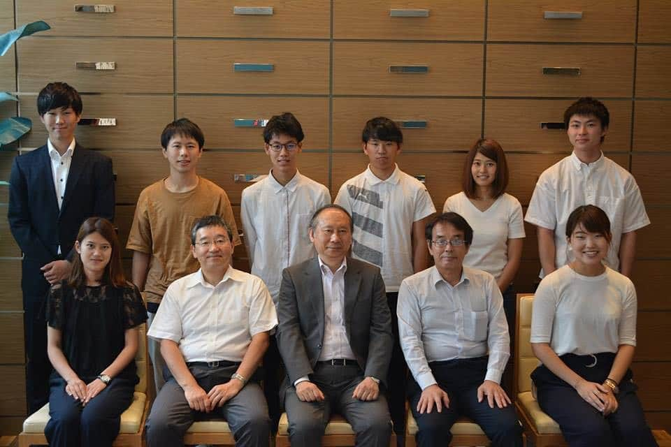 神戸学院大学さんのインスタグラム写真 - (神戸学院大学Instagram)「学長主催の昼食会🍽😋が11日、ポートアイランドキャンパス🏫のレストラン「ジョリポー」🍴✨で開催されました‼️ 薬学研究会「P-CUBE」の目黒智貴さん、柳歌穂さん、神戸学院大学舞獅団の長井孝一さん、KOBE“にさんがろく”PROJECTに参加した吉田紗希さんら学生8人が出席しました✨😊 神戸開港150年記念商品「白のアルフォートミニチョコレート塩バニラ」🍫🍪を神戸市、株式会社ブルボンとともに開発した経営学部の金子優さんと皆見和香菜さんは、パッケージにこめた思い❤️や、神戸市中央区内で行っているＰＲ活動の苦労を話しました🗣 また、舞獅団🦁の長井さんは、「来年、メンバーの大半が留学に行ってしまうので、部員の確保をしなければならない。部員が多く集まれば、龍舞🐲🐉もやってみたい」と活動に意欲をみせていました。 さらに、防災や減災の啓発活動を行っている「減災SCoP」の田辺貴洋さんは、「地域住民の方とのコミュニケーションがいかに大切かわかった。この活動を通して学んだことを就職活動に生かしていきたい❗️」と抱負を語りました。最後に佐藤雅美学長は、「みなさんの活動は、地域の方にとって大変心強いこと。これからもがんばってください‼️」と話しました。学長主催昼食会は、13日、有瀬キャンパスでも開催します✨🍽😋👍 #神戸学院大学 #神戸学院 #学長主催昼食会 #昼食会 #ランチ #ポートアイランドキャンパス #ジョリポー #レストラン #薬学部 #pcube #kobeにさんがろくプロジェクト #神戸開港150年 #白のアルフォートミニチョコレート塩バニラ #ブルボン #経営学部 #舞獅団 #留学 #龍舞 #防災 #減災 #減災scop #就職活動 #有瀬キャンパス #kobegakuinuniversity #kobegakuin #portislandcampus #arisecampus #joliport #lunch #lunchwithuniversitypresident」9月12日 11時45分 - kobegakuin_university_koho