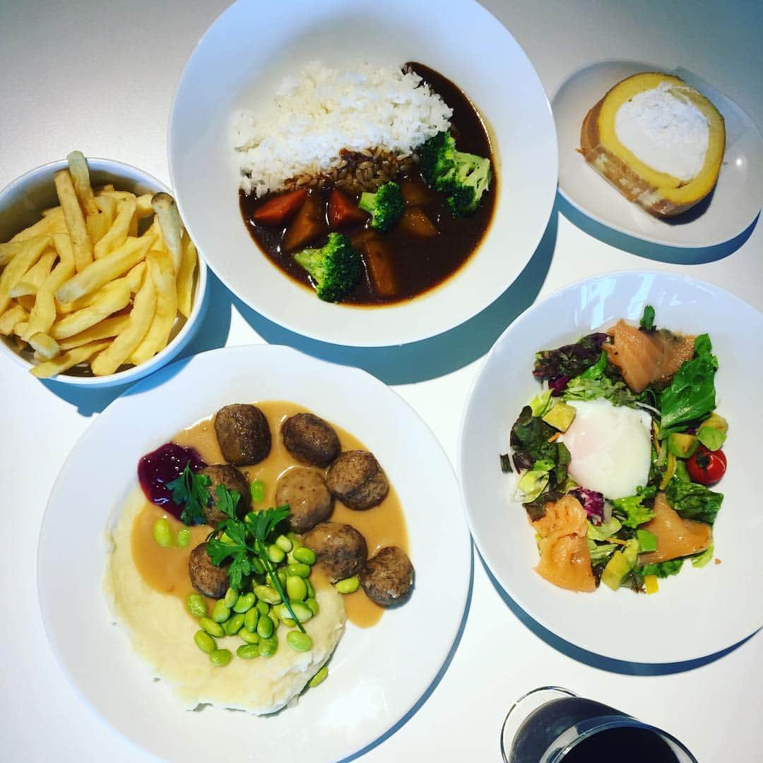 のインスタグラム：「久し振りにIKEAでLunchを食べました♡ 10/9(祝)までサーモンフェアやってるよ〜🤗 スウェーデンミートボール 599円 サーモン温玉サラダ 399円 無添加野菜カレー 329円 スフレロール 229円 ドリンクフリー 60円 👍👍👍 I Ate lunch at IKEA😋Yum yum🍽It's been 6 months🤔 #japan #ikea #イケアジャパン #ikeajapan #イケア #イケアフードコート #フードコート #lunch #ランチ #スウェーデン #スウェーデンミートボール #無添加野菜カレー #サーモンフェア #サーモン #salmon #salmonsalad #温玉 #温玉サラダ #onsentamago #softboildegg #egg #rollcake #スフレロール #フライドポテト #フレンチフライ #frenchfries #mashedpotatoes #allyoucandrink #vegetables #vegetablecurry」