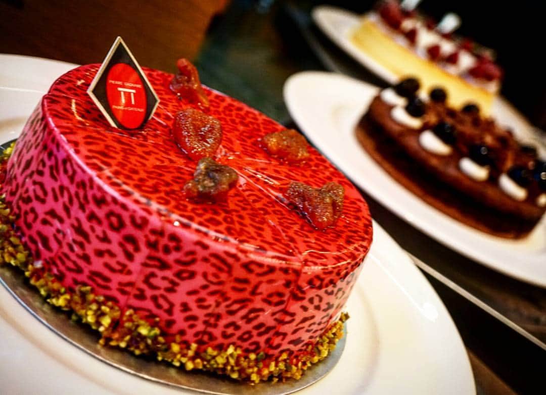 石関友梨のインスタグラム：「実はこのケーキ☆食べ放題だったの(*´д`*)！！ #ピエールガニェール  #ラパンテールローズ  #ケーキ #スイーツビュッフェ #食べ放題 #120分¥2,800 #激安プラン #贅沢すぎる」
