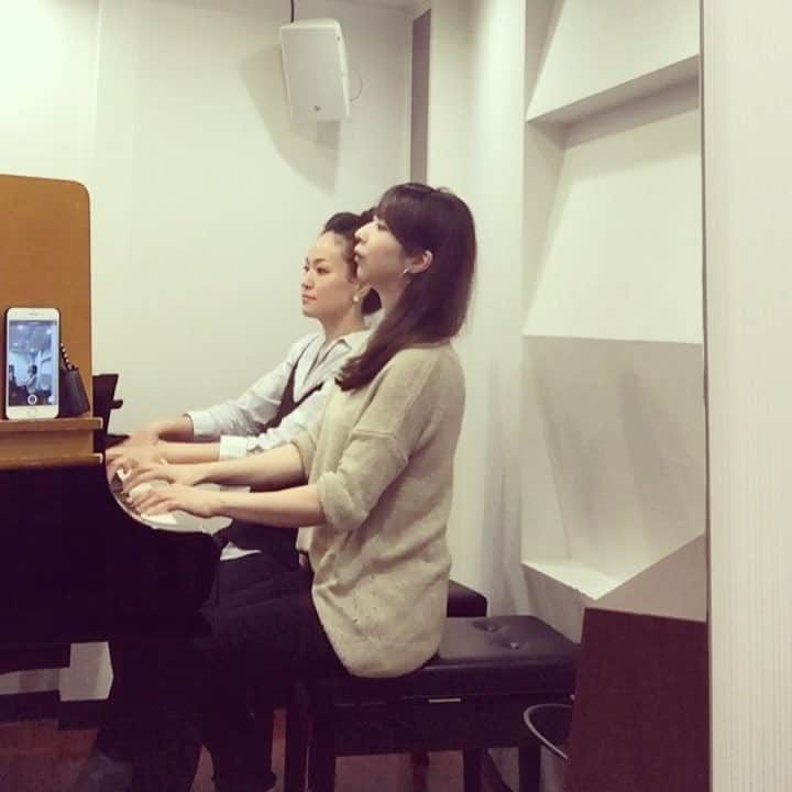 Yuko & Yurikaのインスタグラム：「Practicing #ost from #lalaland 👫 ・ ・ #ララランド ♫ #今夜 #恵比寿アートカフェフレンズ で初お披露目しますよ♡お待ちしております🕺✨ ・ ・ ・ #yukoandyurikapianoduo #yukoandyurika #pianoduou #classicalmusic #classic #pianofourhands #piano #pianoduo #tonight #charity #concert #ebisu #prayfornyc #911 #911neverforget #lalalandmedley #anotherdayofsun #ピアノ #ピアノデュオ #ピアノデュオユー #チャリティー #コンサート #ご予約なしで入れます:) #練習シリーズ」