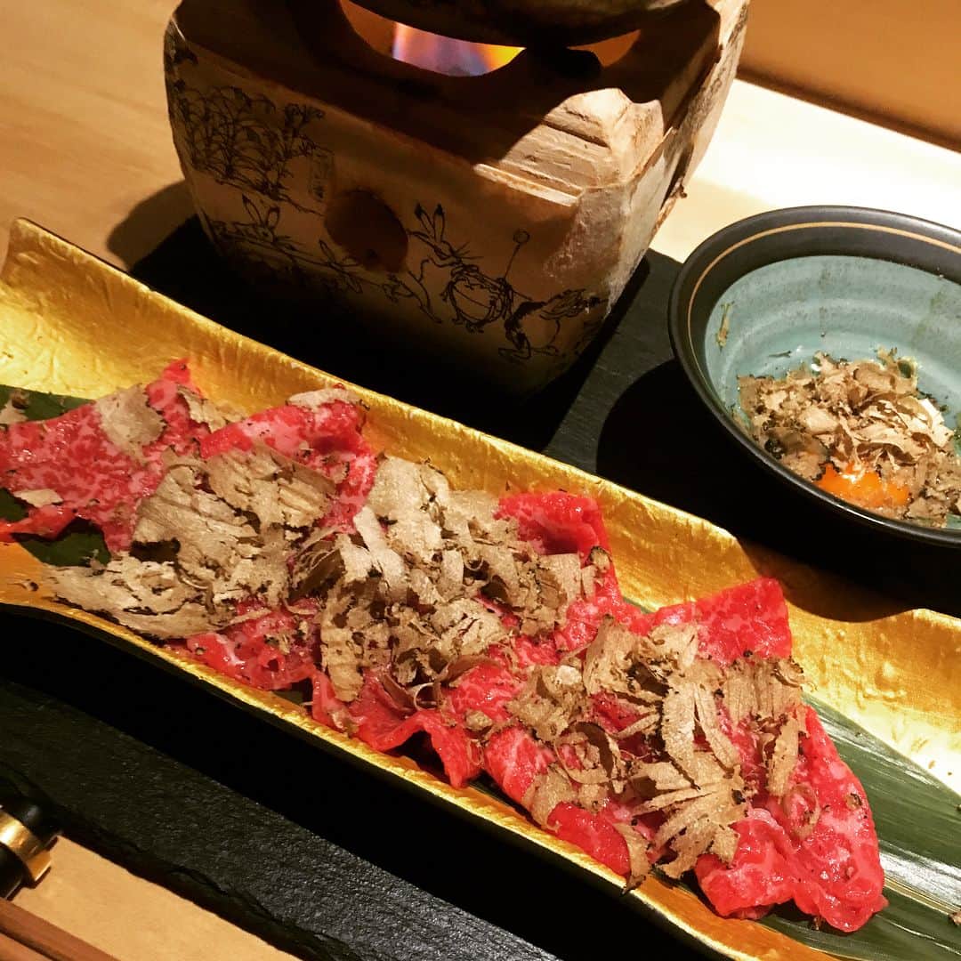 赤松悠実さんのインスタグラム写真 - (赤松悠実Instagram)「#食松グルメ #トリュフ ★★★😳 #北新地 の #トリュフ蕎麦 #わたなべ さんに👍 どのお料理もトリュフまみれ〜！食事に合わせて トリュフの食感や香りが変わるのはおもしろい！ おでんもあって、大好きな鯨のコロを頂きました❤️ 〆は看板メニューのトリュフ蕎麦。 細めの二八蕎麦で、出汁にはバターを入れたり トリュフ塩で頂いたり、美味しかったです😘 ちなみに、、今月私はうま飯月間です‼️ いっつもこんな食生活ではないですが 今月はとにかく美味しいものを食べる月間ですので お付き合いよろしくお願いしますm(__)m #グルメ #食 #飯テロ #北新地」9月12日 15時04分 - akamatsuyuumi