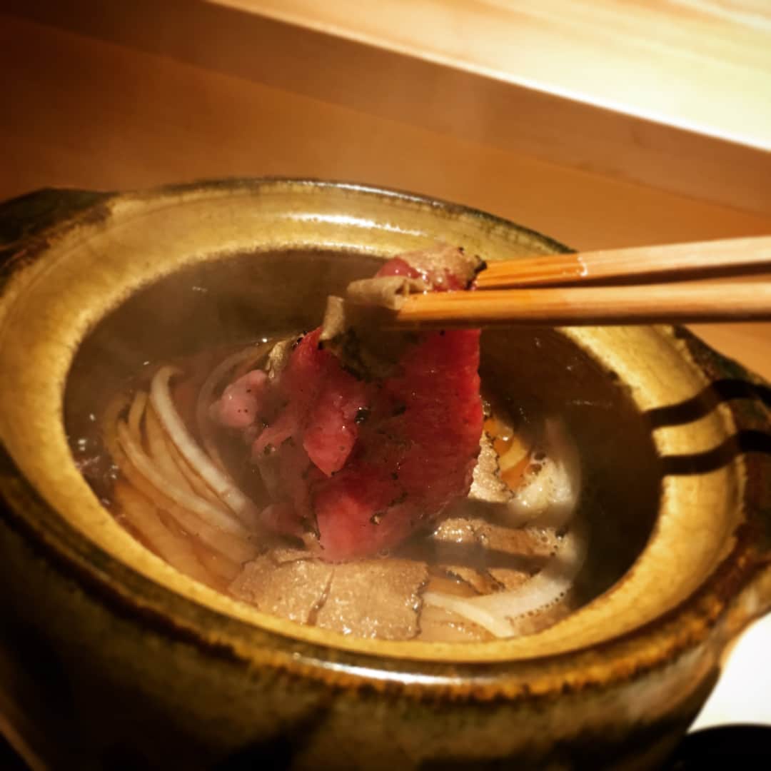 赤松悠実さんのインスタグラム写真 - (赤松悠実Instagram)「#食松グルメ #トリュフ ★★★😳 #北新地 の #トリュフ蕎麦 #わたなべ さんに👍 どのお料理もトリュフまみれ〜！食事に合わせて トリュフの食感や香りが変わるのはおもしろい！ おでんもあって、大好きな鯨のコロを頂きました❤️ 〆は看板メニューのトリュフ蕎麦。 細めの二八蕎麦で、出汁にはバターを入れたり トリュフ塩で頂いたり、美味しかったです😘 ちなみに、、今月私はうま飯月間です‼️ いっつもこんな食生活ではないですが 今月はとにかく美味しいものを食べる月間ですので お付き合いよろしくお願いしますm(__)m #グルメ #食 #飯テロ #北新地」9月12日 15時04分 - akamatsuyuumi