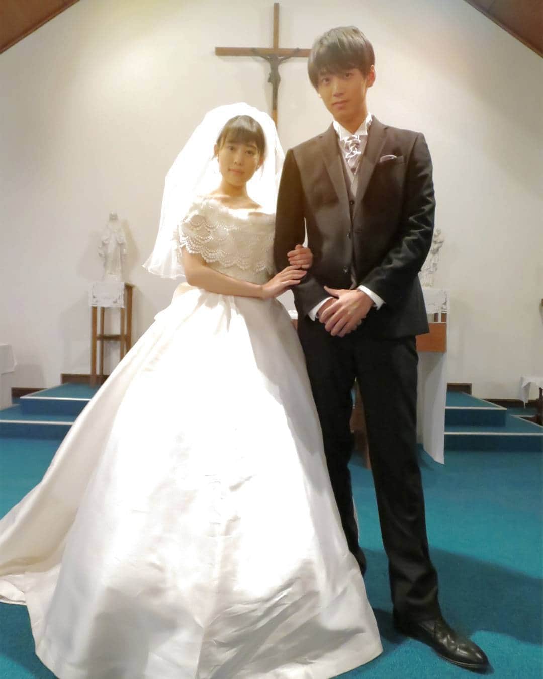 日本テレビ「過保護のカホコ」のインスタグラム：「過保護のカホコ最終回は明日よる10時‼ 最後の10分前のやーつは、  #過保護のカホコころころころりん  みなさま大変お待たせしました‼ 変顔も変な加工も一切ございません‼ 純粋に素敵なお二人、どうぞ‼  素敵な結婚式…になるといいな。  明日は #ZIP から始まる～ #高畑充希 さんと電波ジャックです！  #過保護のカホコ #FamilySongがなんと #ママの壁はなかなか厚い」