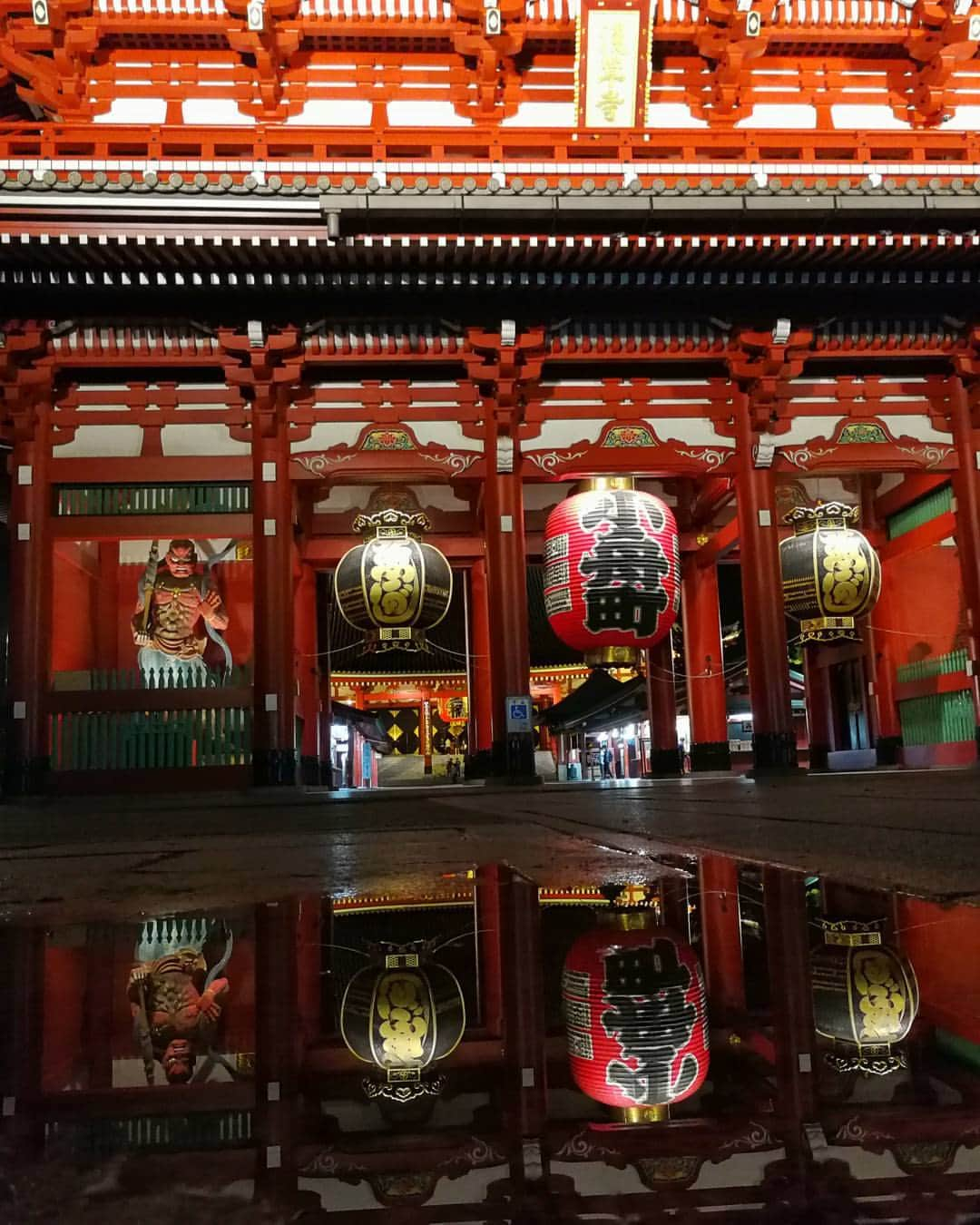 kazumaのインスタグラム：「.. . Asakusa,Reflection🏮 . . 雨上がりの日は、ついつい撮りたくなる📷 地面すれすれのほふく撮影をしていたら、 外国人カッポーに👍された^^; . . 1年前にiPhoneからLeica監修のレンズに憧れてHuaweiに変更 iPhoneXが発表されてもHuaweiままでいいかなー🤔 . . . 帰りのコンビニでお目当てのグリコのカップアイス、 「ぎっしり満足チョコミント」も買えたので これか食べてみる😋 . . . #浅草ら部 #asakusa . . . . . . . . . . . . . . . . ————————————————— #igersjp #team_jp_  #icu_japan #ink361_asia #Reflection #instadaily #igrecommend  #lovers_nippon #picture_to_keep #FreedomThinkers #jp_gallery_member #asakusawalker #浅草 #東京カメラ部 #tokyocameraclub #indies_gram #reco_ig #instagood #mwjp #shootermag_japan #huntgram  #huntgramjapan #japan_night_view #art_of_japan_ #ig_photooftheday #ファインダー越しの私の世界 #カメラ好きな人と繋がりたい ————————————————— . . . . . . .. ...」