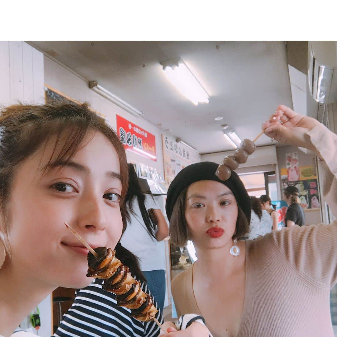 佐々木希さんのインスタグラム写真 - (佐々木希Instagram)「岩城の 道の駅にて😊 まいちゃんと母と秋田の食を頬張る❣️ #秋田#岩城#道の駅#秋田の食#海」9月12日 21時38分 - nozomisasaki_official