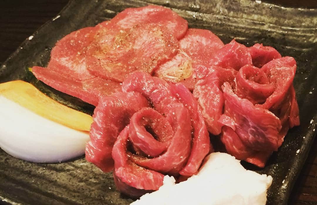 片山美紀さんのインスタグラム写真 - (片山美紀Instagram)「薔薇🌹のように飾り付けられてたお肉！美味しかったです(*´∇｀*) たんぱく質を取って、体力つけたい！ インフルエンザが流行り始めてるようなので、気を付けよう😢 #焼き肉#フォトジェ肉？！ #肉フェス #開催するみたいですね」9月12日 22時03分 - mikiktyma_otenkicooking