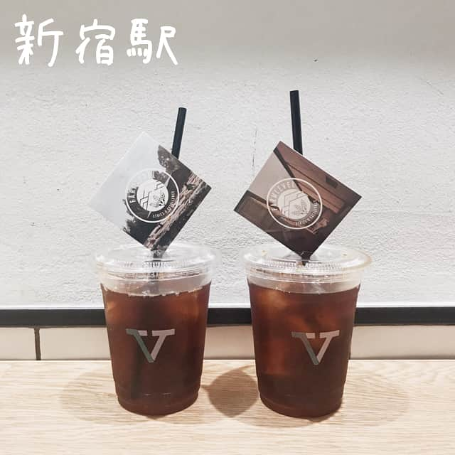 Ateliersのインスタグラム：「☕️VERVE COFFEE ROASTERS☕️ 🍴咖啡廳 📍東京都渋谷千駄ヶ谷5-24-55NEWoman Shinjuku 2F ⏲️8:00~22:00 🏠明亮時尚的小小店面 💁‍♂️每杯咖啡都會附上一張小卡，說明使用咖啡豆的產地黑暗它的特色 👍每個產地的咖啡豆所製成的咖啡都各有特色，喝得出有用心在做！&可外帶 👎店面、桌椅較小，不適合久坐 📝來自美國加州的verve,從咖啡豆的栽培到提供，每個過程都嚴格把關，這次小編選了帶點酸味的豆子，但是味道完全不酸澀，只有酸味後淡淡的回甘，而且.....店員超帥的！！！😍 #ateliers #艾塔莉兒 #日本 #咖啡廳 #東京 #新宿 #咖啡 #coffee #cafe #tokyo #coffeeshop #shinjuku #japan #カフェ#コーヒー #vervecoffeeroasters#美式 #americano #신주쿠 #도교 #아메리카노 #카페 #커피#일본커피 #도교카페#艾塔莉兒新宿 #California #アイスコーヒー #icecoffee」