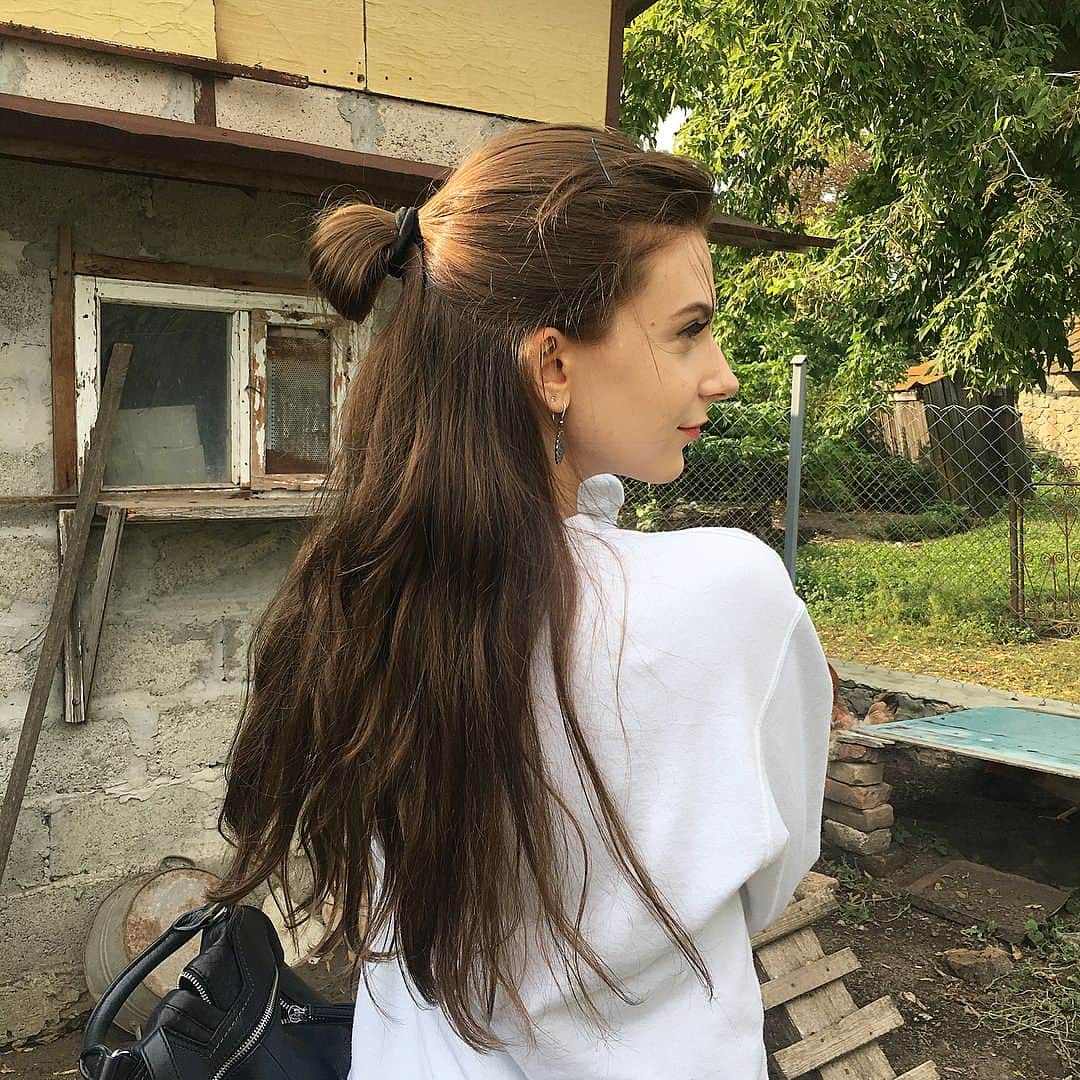 カロリーナさんのインスタグラム写真 - (カロリーナInstagram)「みんな暗い方が良いって言うので地毛より少し暗めにしてもらいました👩🏻 そして、ひいおばあちゃんの田舎の空き家見に行ったら相変わらずの自然でした🌳🇺🇦 #hair#colorchange#newhair#darkbrown#darkbrownhair#model#ukraine#instalike#instadaily#instagood#instafoto#follow#ternopil#nature#髪色#ブラウン#暗め#ヘアチェンジ#ウクライナ」9月13日 2時45分 - karolina0824