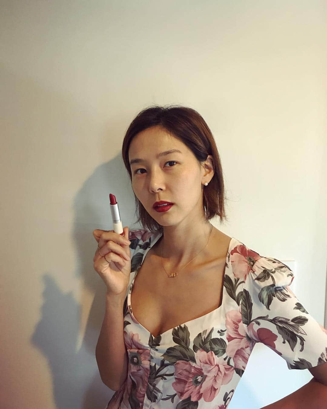 キム・ナヨンさんのインスタグラム写真 - (キム・ナヨンInstagram)「하늘 아래, 같은 레드는 없죠. 💋💄 #이니스프리  #분위기갑 #브라운레드 #리얼핏립스틱24호 #갓햇살레드」9月13日 12時23分 - nayoungkeem