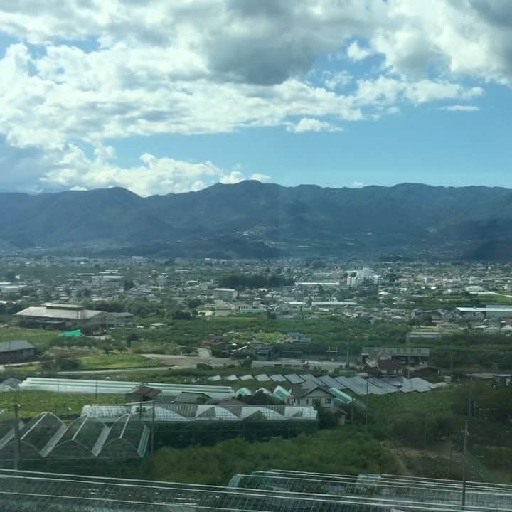 コアラ小嵐のインスタグラム：「車窓から。キャンプいきてぇなぁ〜  #山#空#雲#緑#家#トンネル#電車#車窓から」