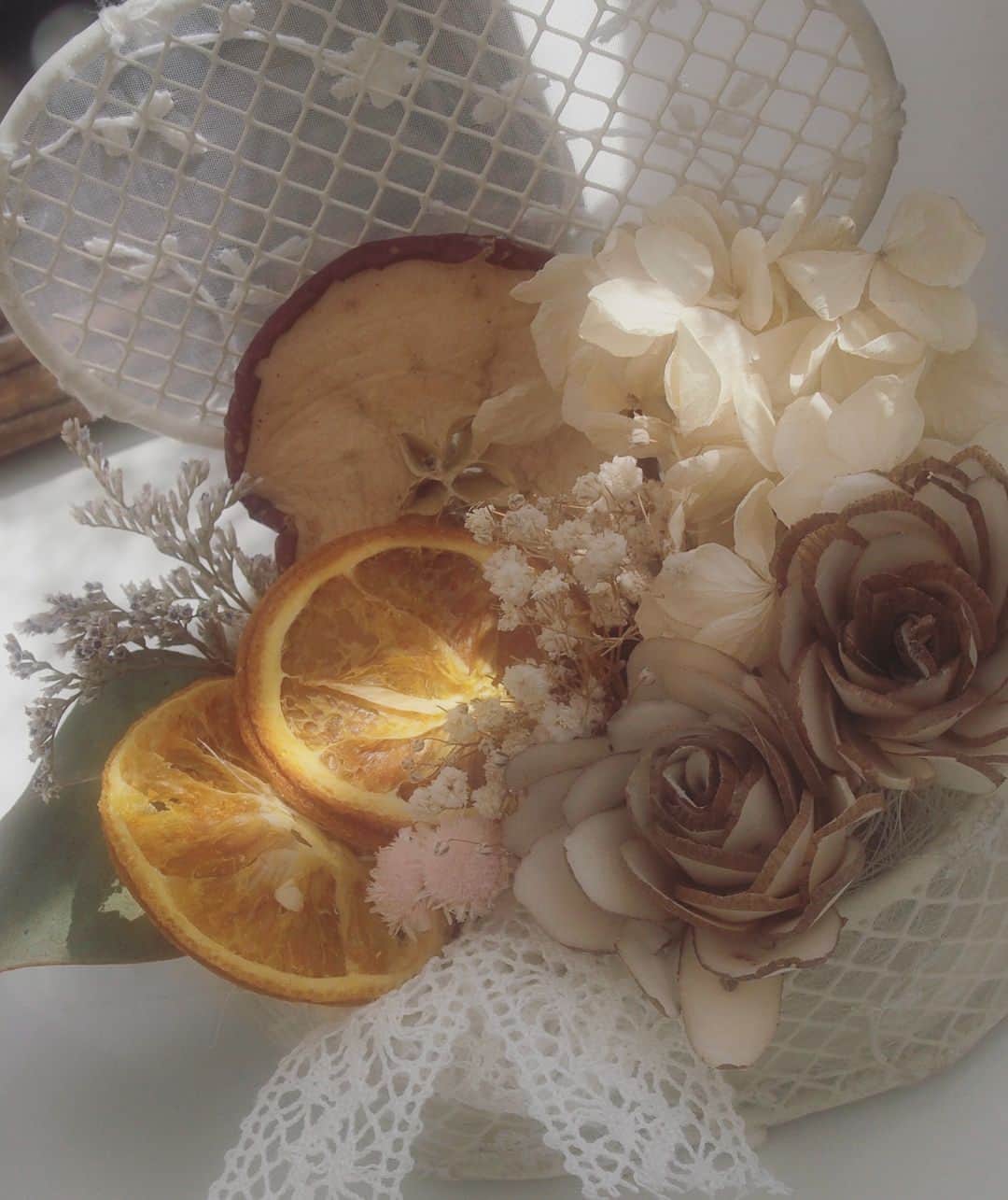 橘珠里さんのインスタグラム写真 - (橘珠里Instagram)「#花嫁セルフィー 👰🏻🤳🏻✨笑 : 先日投稿した、 埼玉県 大宮の結婚式場💒✨ #キャメロットヒルズ (@camelothills_official )の  #ブライダルフェア にお邪魔した際の写真、続きです♡ : 式場下見・ウエディングドレス試着・式に役立つDIY体験・ハーフコースの試食（オードブル、スープ、メインディッシュ、デザート）をしてきました♡ : 2枚目の写真は ジュリーヌが作った リングピローにもなる お花💐の飾りです✨ : プリンセス気分になれる 素敵な式場でした♡ ................... #camelothills #wedding #weddingfare #bridal  #bride #weddingdress #diy  #結婚 #結婚式 #結婚式場  #ブライダル #会場下見 #式場下見  #式場見学 #ウエディング  #ウエディング体験 #ウエディングドレス試着 #ドレス試着  #模擬挙式 #挙式 #花嫁  #プレ花嫁 #かわいい式場」9月13日 7時29分 - jurinu