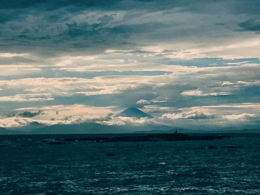 わちみなみのインスタグラム：「Mt.Fuji 🗻見えた(*^▽^*) . 昨日は綺麗な夕焼けだったようですが私は見られませんでした😵 . #わちみなみ #富士山 #海」