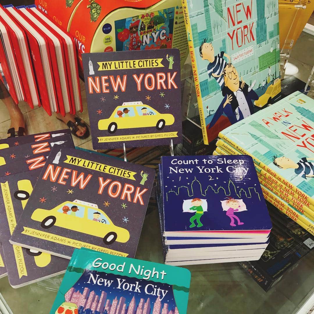 翁安芸さんのインスタグラム写真 - (翁安芸Instagram)「New York stories...📖📚💫✨ #絵本 #ニューヨーク#newyork #bedtimestories #books」9月13日 11時59分 - akinyc