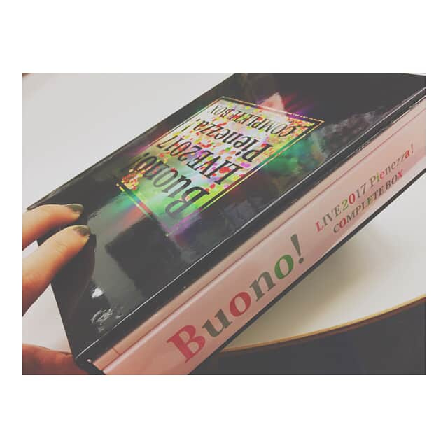 鈴木愛理さんのインスタグラム写真 - (鈴木愛理Instagram)「今日は Buono!のラストライブDVD発売だよーーー！！！！ 横浜アリーナで行った、最初で最後のBuono!ラストライブ。 3人と素敵なバンドDolceのみんなだから出来た、最高で最強な時間でした☺️ 笑いあり、涙ありの 素敵なライブになったと思っています🌹 Buono!の歴史がぎゅっと詰まった、コンプリートボックスは とーーっても豪華な物になっているので、是非是非ゲットしてほしいです🙇‍♀️ Buono!伝説を永遠に！！ #buono  #ラストライブ  #嗣永桃子 #夏焼雅 #鈴木愛理 #buonolive2017pienezza」9月13日 12時12分 - airisuzuki_official_uf