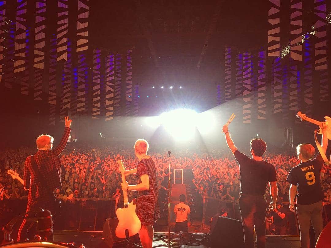 SWMRSさんのインスタグラム写真 - (SWMRSInstagram)「god damn... the passion and heart in the people of japan have blown us away. we are so thankful that rock n roll has brought us here. wow... we will be back as soon as possible. we love you. thank you. thank you. thank you. #サマソニ #SUMMERSONIC  #swmrsinjapan 🇯🇵💙」8月20日 12時22分 - swmrs