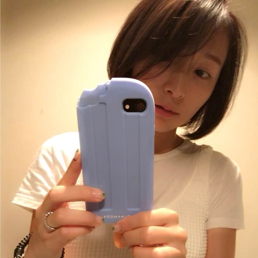 加護亜依さんのインスタグラム写真 - (加護亜依Instagram)「アイスのiPhoneケースが可愛いって大好評！ これは @lagunamoon_com のだよ！ ピンクと迷ったけどブルーにしたの💕  髪もハイトーンからダークへチェンジ👏 旦那さんは 暗めの方が好きなんだって😳 #どうでもいいね  #笑」8月20日 13時56分 - ai.1988kg