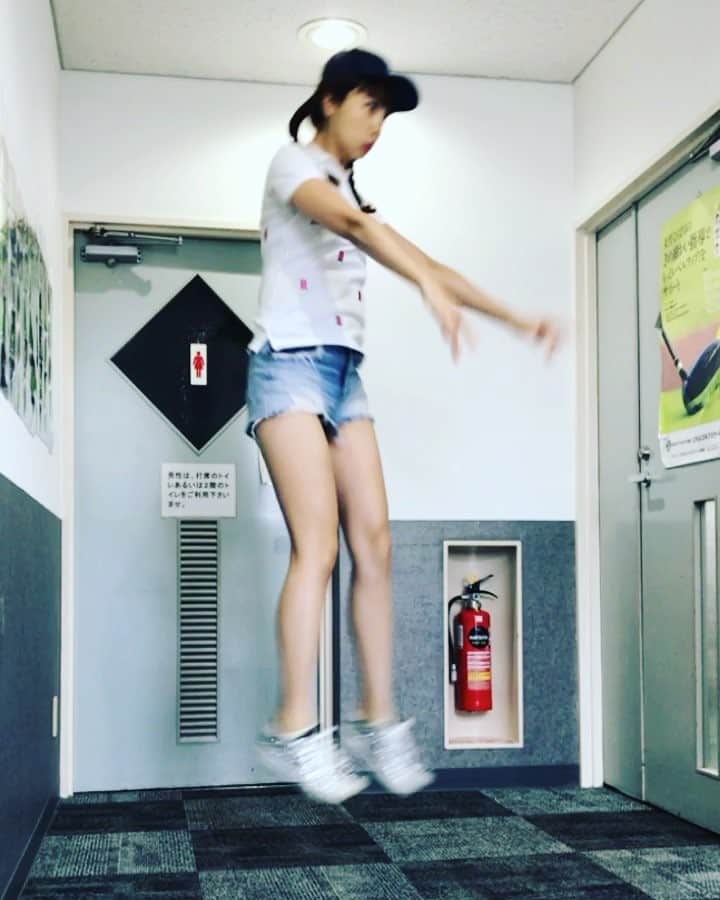 のインスタグラム：「得意なポーズは海老ジャンプ🦐笑 打ちっ放しの待ち時間にて☺️ みなさんも暇つぶしに如何でしょうか？🦐💕笑 #golf #shrimp #jump #boomerang #ゴルフ #ゴルフ女子  #真顔で #海老 #ジャンプ」