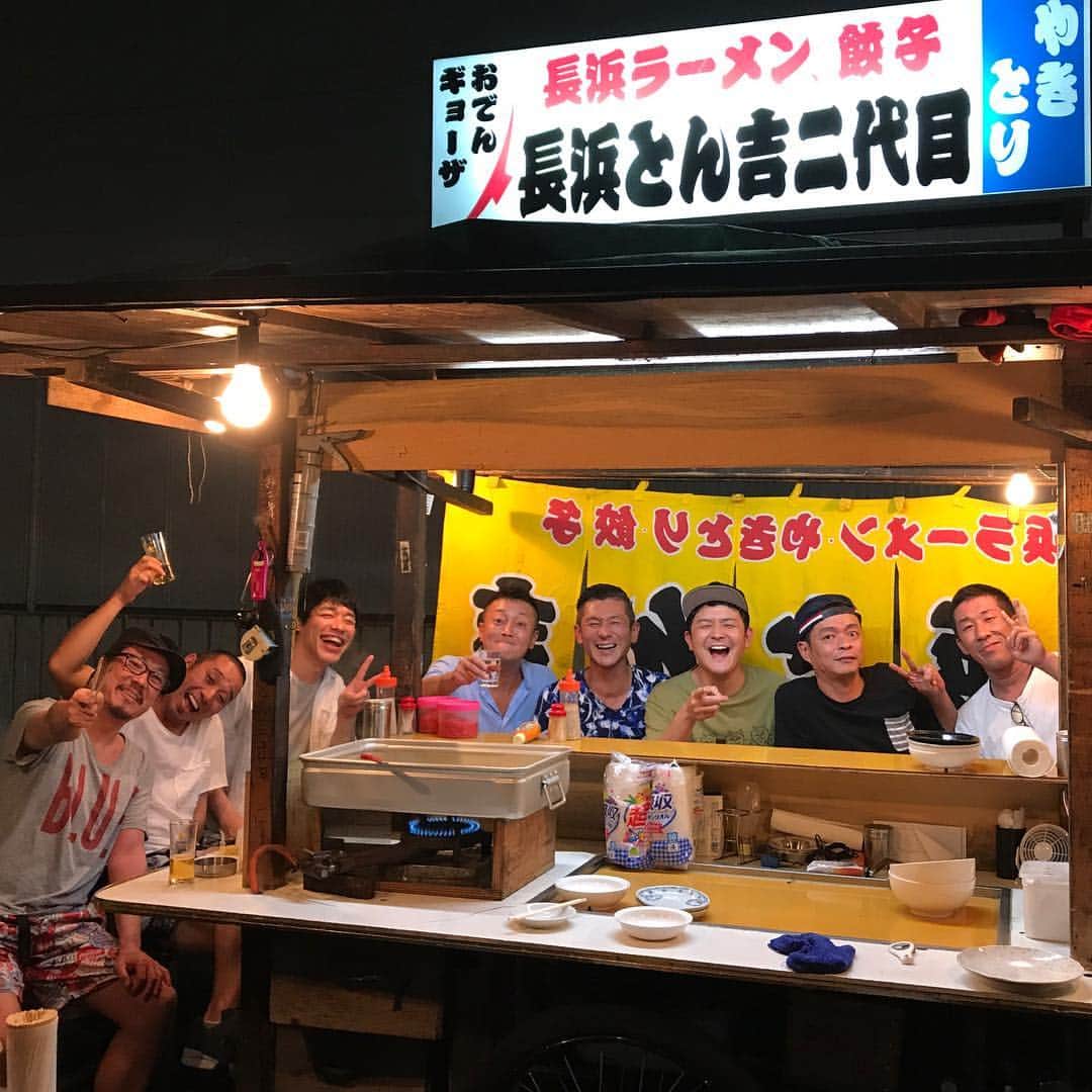 川島明のインスタグラム：「博多ライブ終わり、二次会は屋台で。  #笑い飯 #どんぴしゃ #千鳥 #麒麟 #照明がイカ漁ぐらい明るい #左から #昆虫食おじさん #下校途中の小学生に偽ハンドスピナーを売る男 #まだ水素水にハマってるオネエ #Jリーグ元年のフォワード #Jリーグ元年のディフェンダー #アメリカの大食いユーチューバー #ベトナムで偽ハンドスピナーつくってる作業員 #泥 #また博多でライブしよー」
