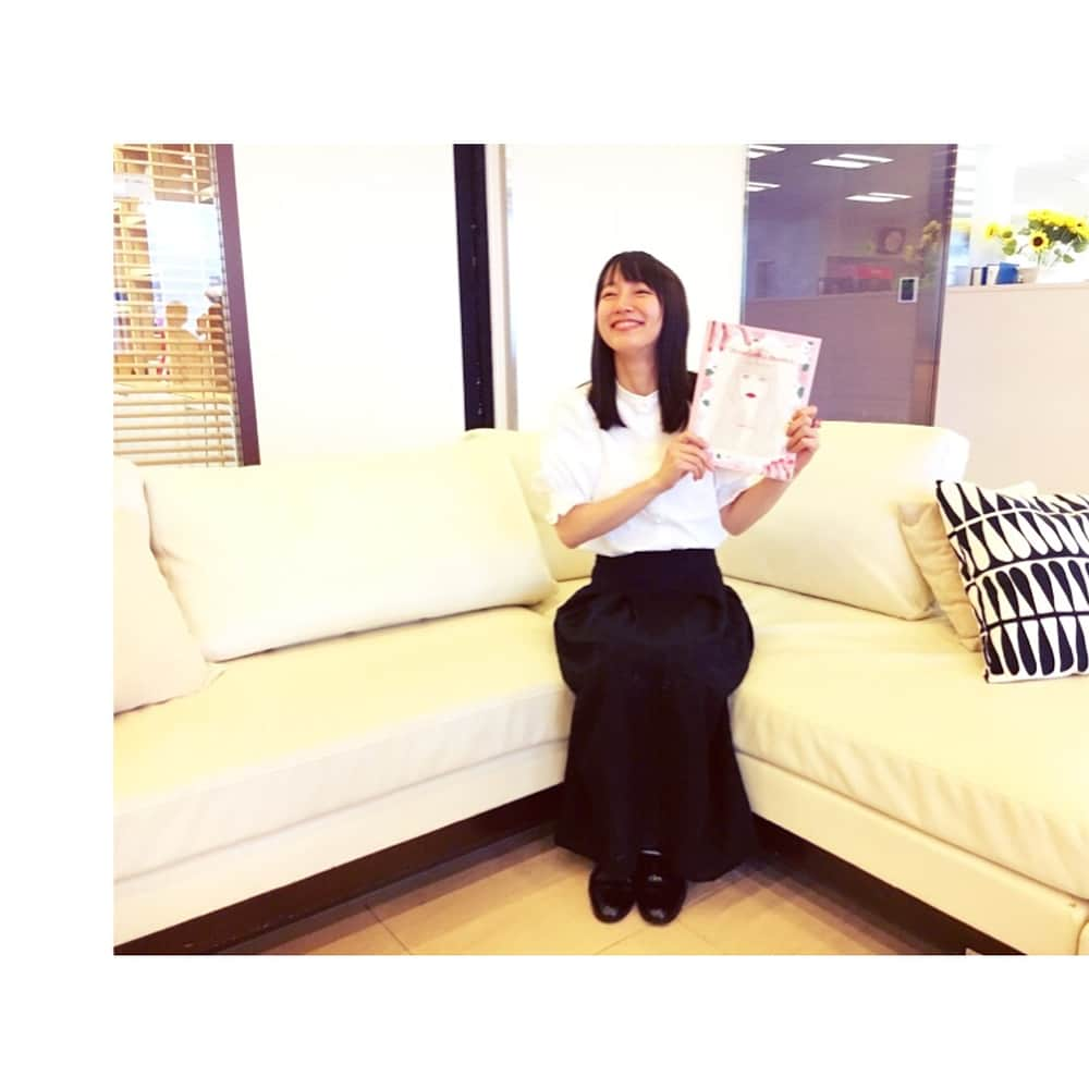 吉岡里帆さんのインスタグラム写真 - (吉岡里帆Instagram)「”UR lifestyle college” 本日のゲストはちゅーしたいくらい大好きなmaegamimamiさん♡ 好きな女の子の話、家具の話、仕事の話、 ピンクピンクでお送りします！ (顔出しNGのため新作のBOOKです)  @maegamimami  #jwave  #URlifestylecollege」8月20日 18時39分 - riho_yoshioka