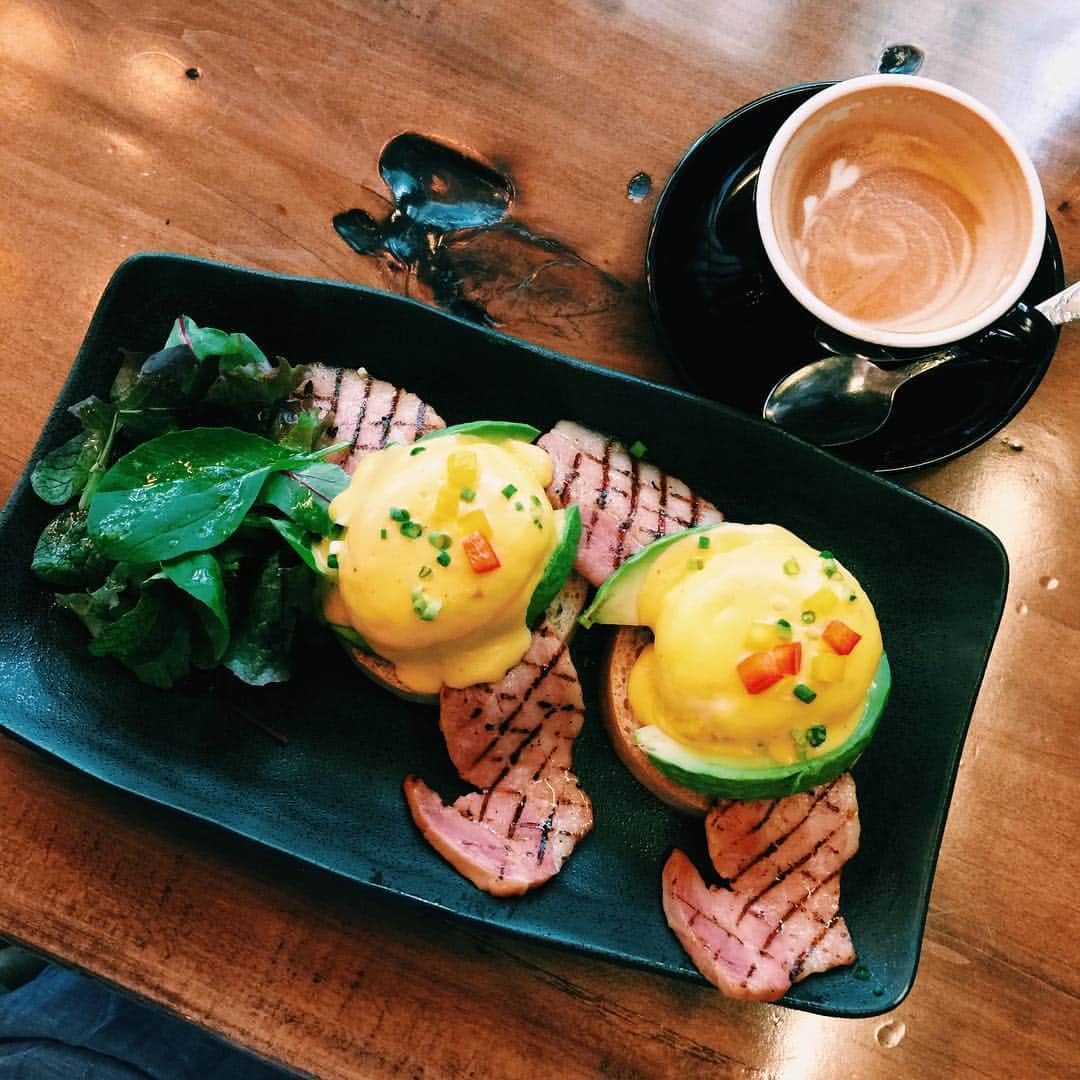 杉ありさのインスタグラム：「久しぶりに大好きなエッグベネディクト🍴❤️ ここのお店のは初めてだったのですが、とっても美味しくて、しかもマフィンがグルテンフリー！ もちもちなんですよ☺︎とっても！ サラダがベビーリーフなのも嬉しい🌸 #happy #holiday #sunday #today #bff #lunch #britishcafe #captaincooktokyo #love #instafood  #instalove #instalike #girls #ランチ #女子会」