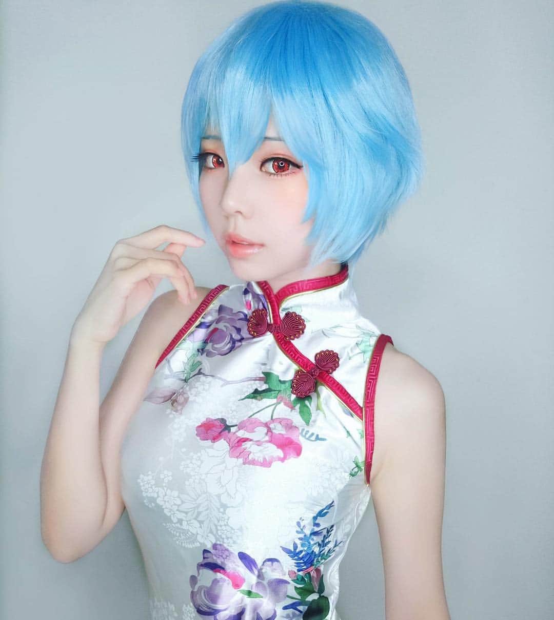 Elyさんのインスタグラム写真 - (ElyInstagram)「Rei Ayanami cheongsam try on ! 綾波レイチャイナドレス 試裝了零的旗袍~(◍´͈ꈊ`͈◍) 有生之年想把零的坑補一補呀~(看向衣櫃的駕駛服 #elycosplay #cosplay #eva #evagelion #ayanamirei #cheongsam」8月20日 21時44分 - eeelyeee