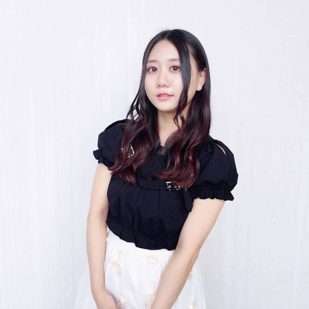 古畑奈和のインスタグラム：「今日の私服です～  スカートのお花が立体的な 部分もあるんですよ🌸  #私服 #握手会 #ske #意外にマンゴー」